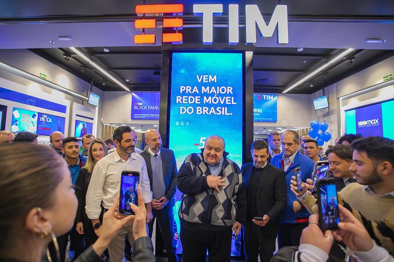 Prefeito Rafael Greca durante inauguração da loja conceito da TIM no Parkshopping Barigui. - Curitiba, 13/07/2022 - Foto: Daniel Castellano / SMCS