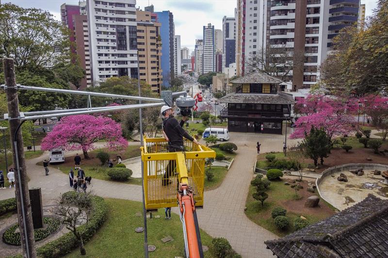 Instalação de cameras de segurança na Praça do Japão. 
Curitiba, 13/07/2022.  
Foto: Daniel Castellano / SMCS