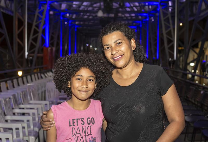 Desfile do 6º Boqueirão Fashion Day. Na imagem: Vanessa Maria dos Santos e a filha Raiane. Curitiba, 15/07/2022. Foto: Ricardo Marajó/SMCS
