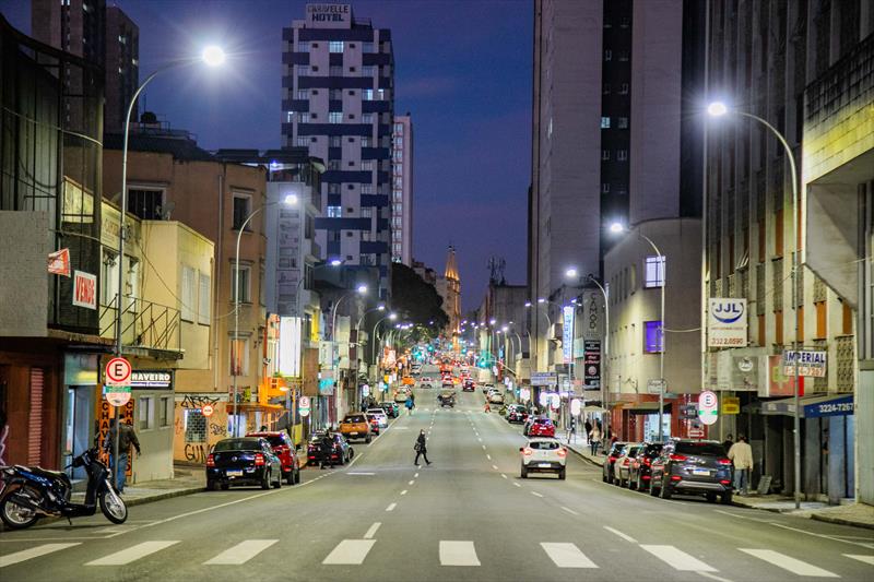 Rua Cruz Machado no Centro de Curitiba ganha nova iluminação em LED. - Curitiba, 18/07/2022 - Foto: Daniel Castellano / SMCS