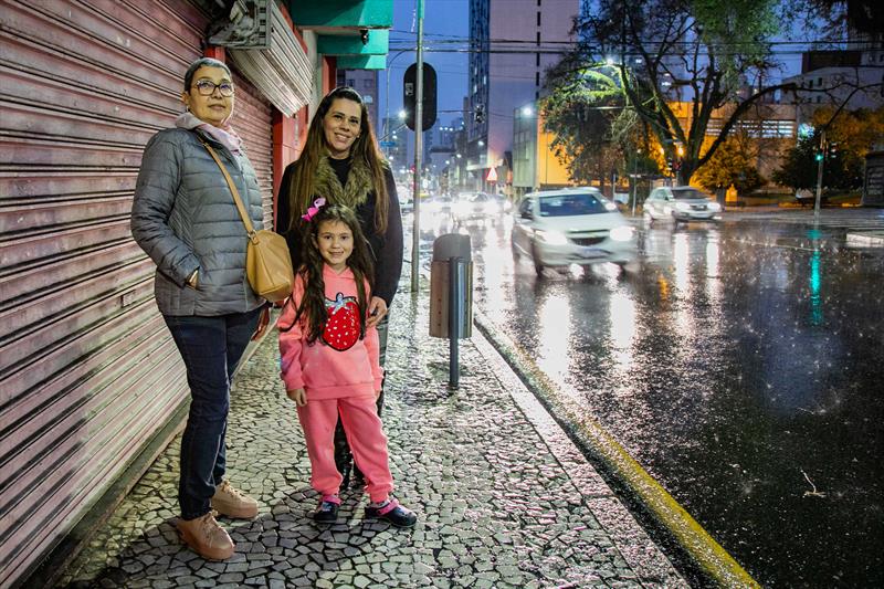 Rua Cruz Machado no Centro de Curitiba ganha nova iluminação em LED. Na imagem comerciante Fabiana Hannemann com a filha e Malu Gomes (jaqueta cinza), moradora da região - Curitiba, 18/07/2022 - Foto: Daniel Castellano / SMCS