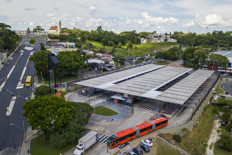 Prefeitura lança editais para instalação de painéis solares em três terminais de ônibus. 
- Na imagem, Terminal Santa Cândida. 
Foto: Daniel Castellano / SMCS
