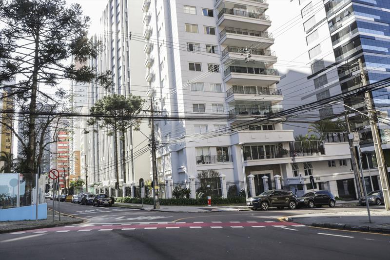 Rua Travessa Lange, no Água Verde, recebeu asfalto novo ao longo dos seus 370 metros. Curitiba, 21/07/2022. Foto: Hully Paiva/SMCS
