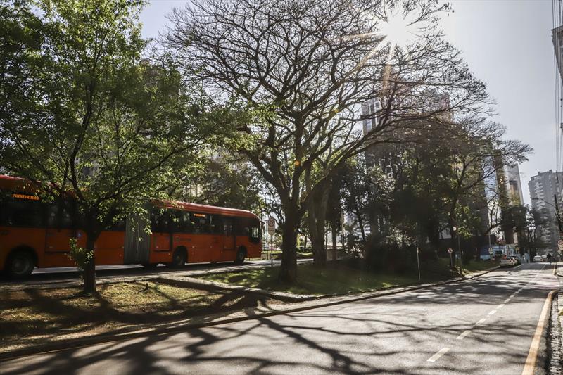 Rua Travessa Lange, no Água Verde, recebeu asfalto novo ao longo dos seus 370 metros. Curitiba, 21/07/2022. Foto: Hully Paiva/SMCS
