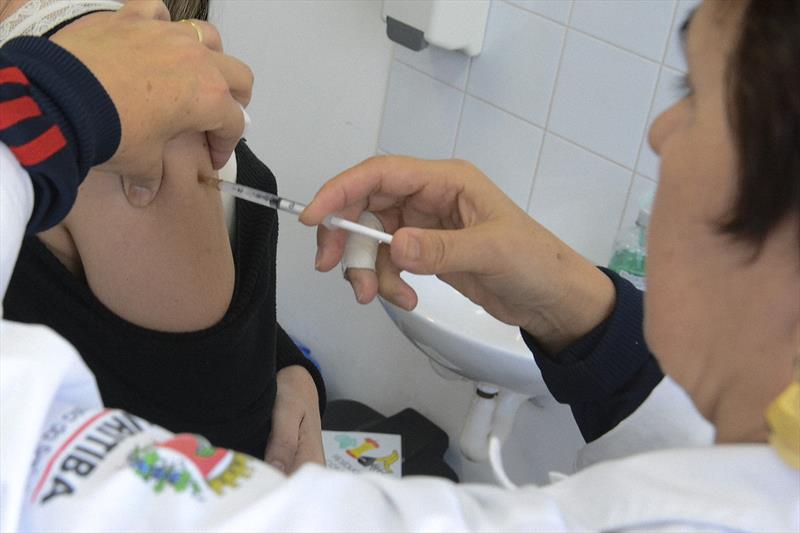 Cinco unidades de saúde vão vacinar até as 21h na próxima semana.
Foto: Levy Ferreira/SMCS