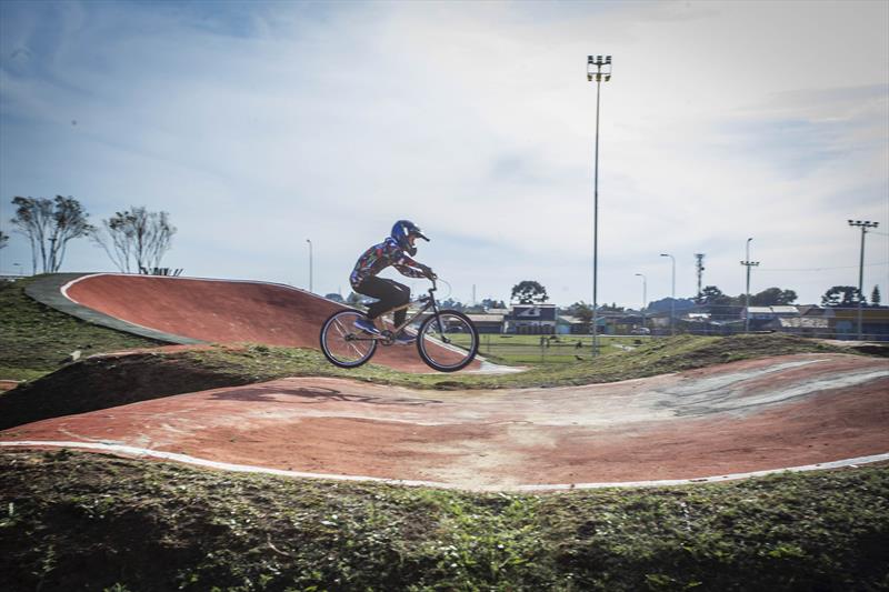 Com surgimento de novos talentos pista de BMX mais moderna do Brasil completa um ano. Curitiba, 22/07/2022. Foto: Ricardo Marajó/SMCS