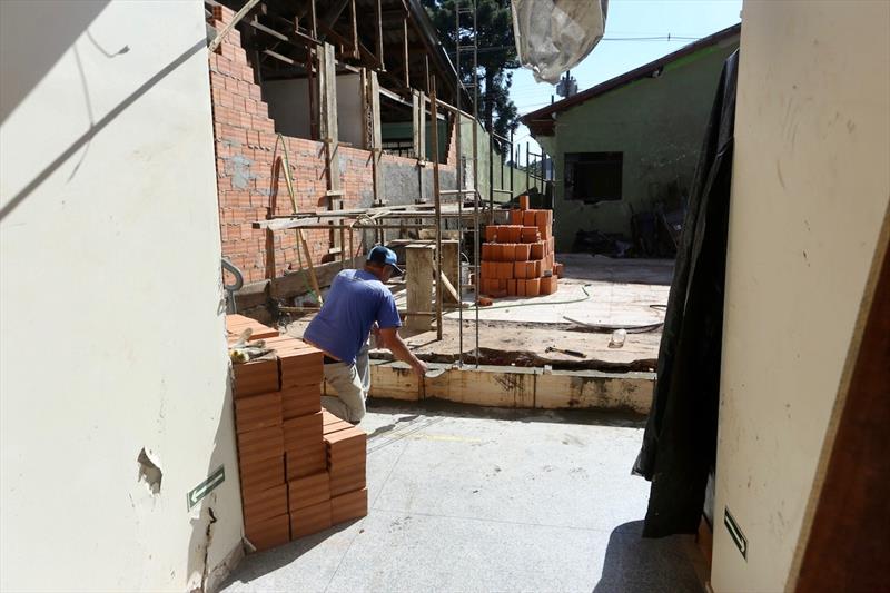 O maior reparo em andamento é realizado na Escola Municipal Umuarama, no bairro Capão Raso.
Curitiba, 22/07/2022.
Foto: Luiz Costa/SMCS