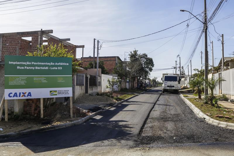 Pavimentação sobre saibro na Rua Fanny Bertoldi no Campo de Santana. Curitiba, 22/07/2022. Foto: Pedro Ribas/SMCS