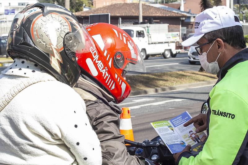 Setran promove ação educativa em alusão ao Dia do Motociclista na  Rua Victor Ferreira do Amaral. Curitiba, 27/07/2022. Foto: Ricardo Marajó/SMCS