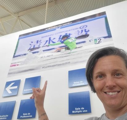 Depois que Mari participou dos Jogos Paralímpicos de Tóquio, a equipe de servidores do Clube da Gente Tatuquara colocou um banner na entrada do local em sua homenagem. Foto: Divulgação
