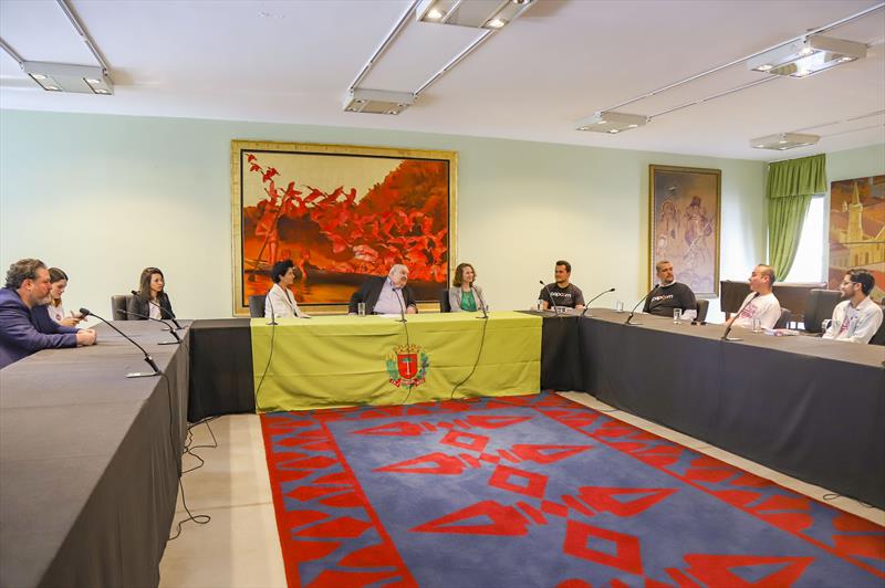 Participantes do Paiol Digital de Julho são recebidos na Prefeitura pelo Prefeito Rafael Greca. - Curitiba, 26/07/2022 - Foto: Daniel Castellano / SMCS