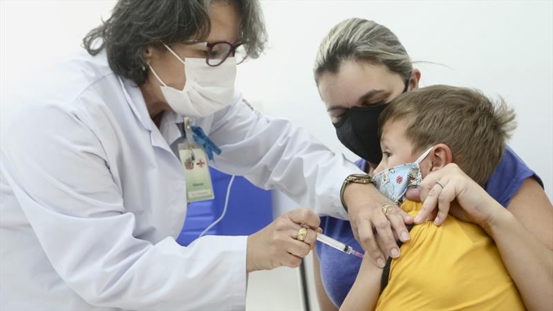 Curitiba completa na próxima terça-feira (2/8) a convocação do grupo das crianças de 3 e 4 anos para receber a primeira dose da vacina contra a covid-19.
Foto: Luiz Costa/SMCS
