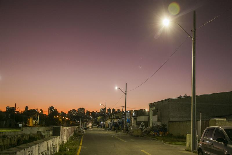 Nova iluminação em led na Rua Rio vila Guaíra no Parolin. Curitiba, 29/07/2022. Foto: Pedro Ribas/SMCS
