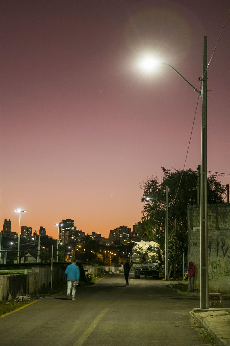 Nova iluminação em led na Rua Rio vila Guaíra no Parolin. Curitiba, 29/07/2022. Foto: Pedro Ribas/SMCS