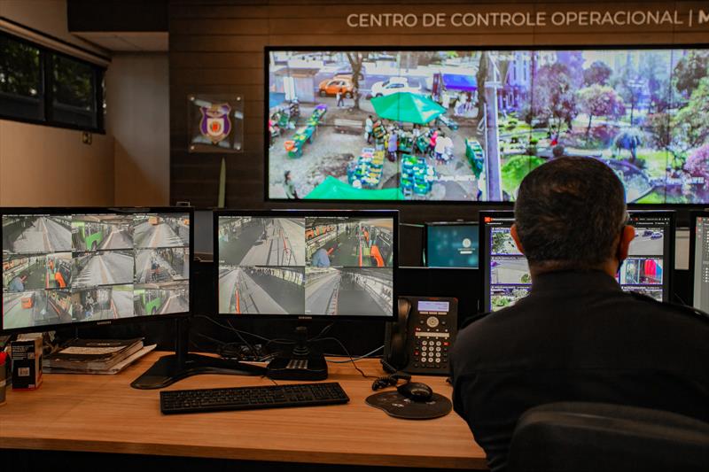 Centro de Controle Operacional - Muralha Digital. Local onde são monitoradas as imagens das câmeras de vigilância distribuidas pela cidade. Curitiba, 28/07/2022 - Foto: Daniel Castellano/SMCS