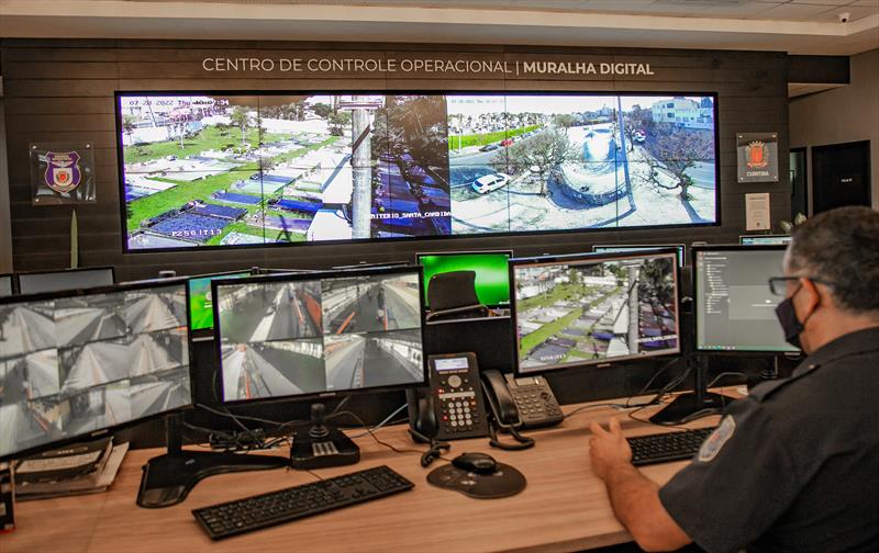Centro de Controle Operacional - Muralha Digital. Local onde são monitoradas as imagens das câmeras de vigilância distribuidas pela cidade. Curitiba, 28/07/2022 - Foto: Daniel Castellano/SMCS