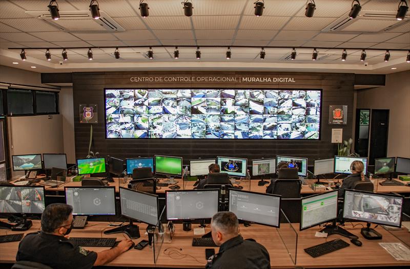 Centro de Controle Operacional - Muralha Digital. Local onde são monitoradas as imagens das câmeras de vigilância distribuidas pela cidade. Curitiba, 28/07/2022 - Foto: Daniel Castellano/SMCS
