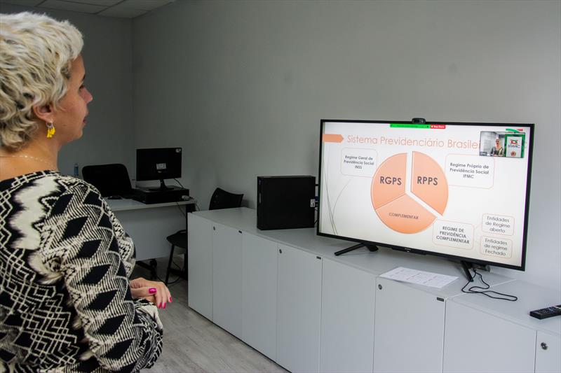 Reunião de educação previdenciária de agosto realizada pelo Instituto de Previdência dos Servidores do Município de Curitiba (IPMC), no formato virtual. Na imagem, Daniélle Sass, Gerente de relacionamento. 
Curitiba, 03/08/2022.
Foto: Levy Ferreira/SMCS