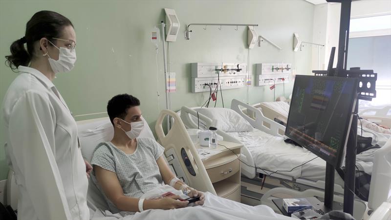 Hospital Municipal do Idoso adapta televisão para levar novelas e videogame a pacientes.
- Na imagem, Allan Pinto joga videogame no leito do hospita. 
Foto: Fernanda Luvizotto/Feas