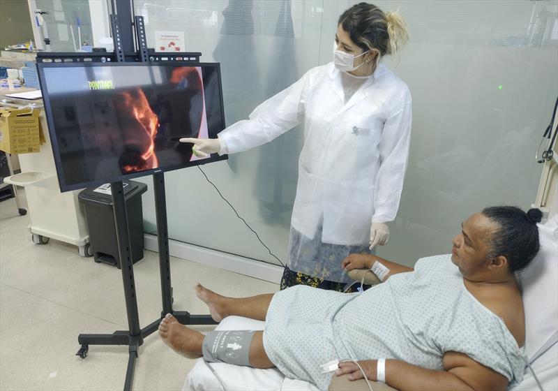 Hospital Municipal do Idoso adapta televisão para levar novelas e videogame a pacientes.
- Na imagem, Valéria dos Santos assiste à versão original de "Pantanal". 
Fotos: Dary Jr./Feas