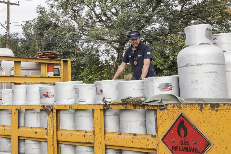 Operação de fiscalização de cargas de produtos perigosos com equipes da Defesa Civil, GTRan e Setran. Curitiba, 05/08/2022. Foto: Hully Paiva/SMCS