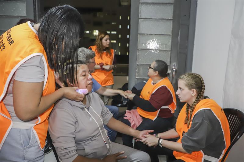 Voluntários americanos que estão em missão no Brasil acompanham ações de autocuidado ofertadas aos moradores do hotel social. Curitiba, 01/08/2022. Foto: Hully Paiva/SMCS