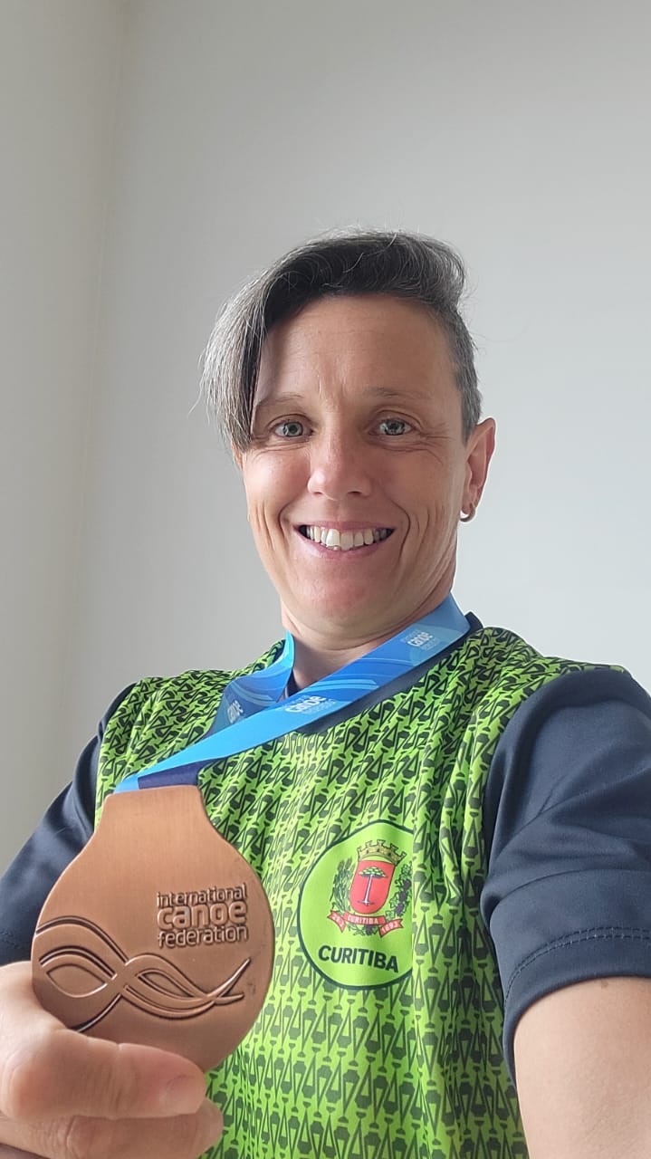 Mari Christina Santilli, servidora da Prefeitura e atleta da paracanoagem, conquistou o terceiro lugar no Campeonato Mundial de Canoagem Velocidade e Paracanoagem 2022. Foto: Divulgação