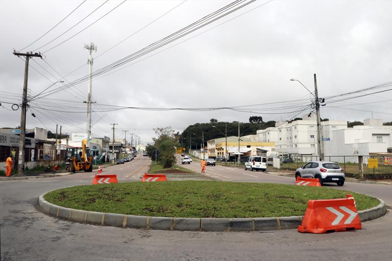 Obras da nova rotatória nova rotatória na confluência das ruas Marcos Bertoldi, Dirce Rogal Tomazeli, Presidente João Goulart e Alda Bassetti Bertoldi no Tatuquara. Curitiba, 08/08/2022. Foto: Lucilia Guimarães/SMCS