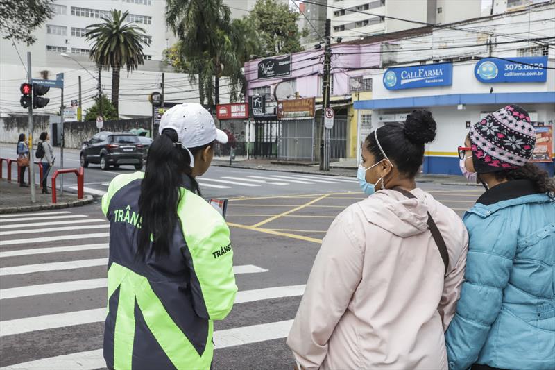 Dia Mundial do Pedestre, ação que reforça os cuidados adequados para garantir um trânsito seguro para pedestres. Curitiba, 08/08/2022. Foto: Hully Paiva/SMCS