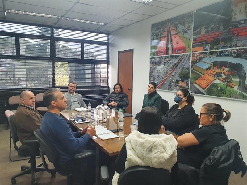 Reunião entre representantes da Urbs e do Departamento  dos Direitos da Pessoa com Deficiência, para tratar do projeto de regulamentação para assegurar às pessoas com deficiência o direito de ingressar com cão de assistência no transporte coletivo. Foto: Divulgação