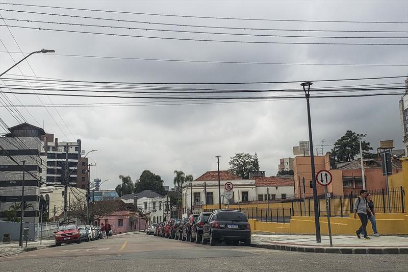 A Copel começa na próxima segunda-feira (15/8), no Centro Histórico, os trabalhos de organização de fios e cabos aéreos instalados nos postes da cidade. Curitiba, 08/08/2022. Foto: Pedro Ribas/SMCS
