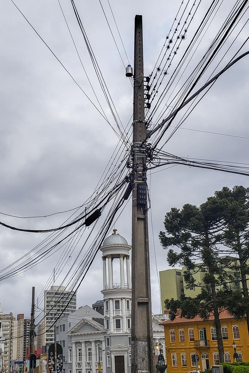 A Copel começa na próxima segunda-feira (15/8), no Centro Histórico, os trabalhos de organização de fios e cabos aéreos instalados nos postes da cidade. Curitiba, 08/08/2022. Foto: Pedro Ribas/SMCS