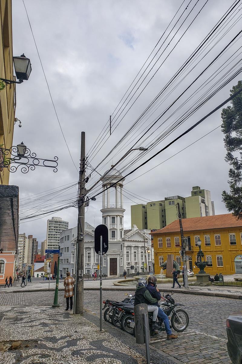 A Copel começa na próxima segunda-feira (15/8), no Centro Histórico, os trabalhos de organização de fios e cabos aéreos instalados nos postes da cidade. Curitiba, 08/08/2022. Foto: Pedro Ribas/SMCS