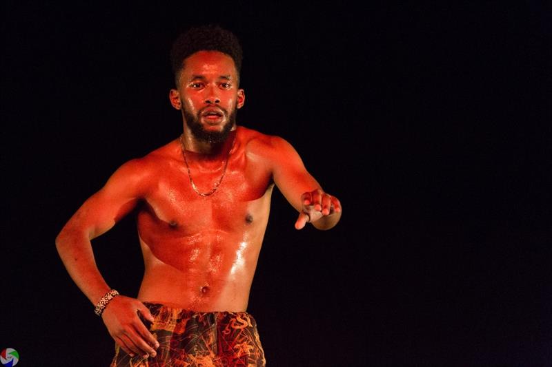 O dançarino e coreógrafo Samuca, que apresenta Algodão Doce na Caravana Étnico Cultural. 
Foto: Divulgação