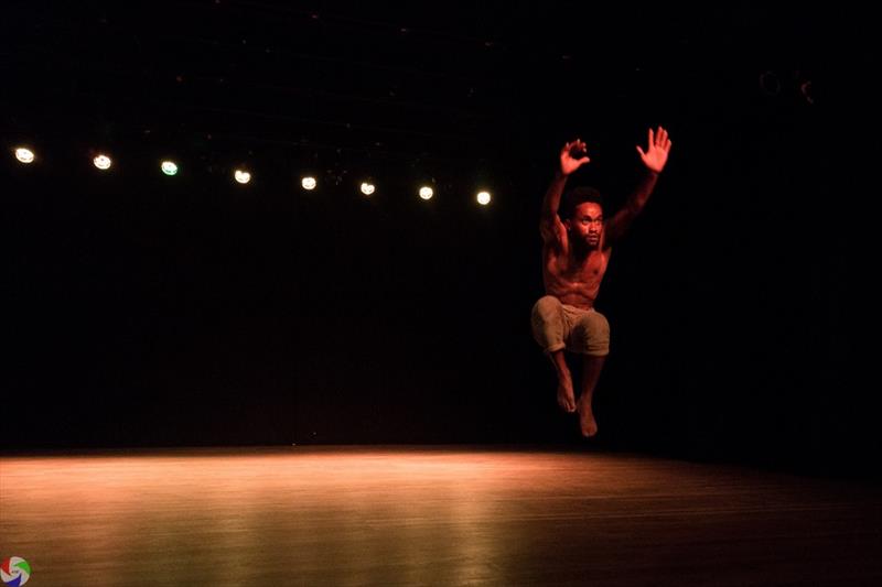 O dançarino e coreógrafo Samuca, que apresenta Algodão Doce na Caravana Étnico Cultural. 
Foto: Divulgação