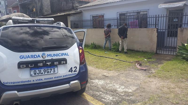 Guardas municipais prendem suspeitos de furto de cabos no Cajuru.
Foto: Divulgação