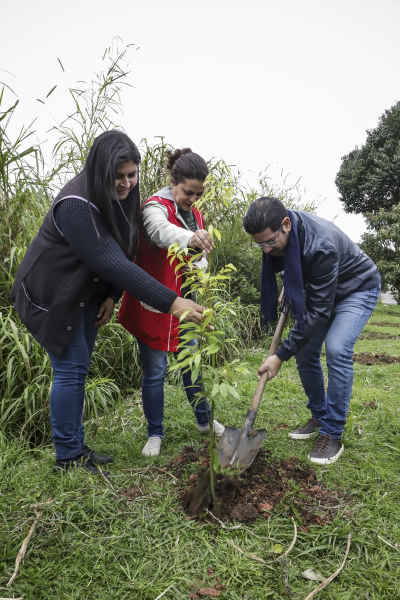 Grupo do Amigo dos Rios fez um plantio de árvores próximo ao Rio Belém, com alunos da Escola Estadual Isolda Schmidt. Curitiba, 12/08/2022. Foto: Hully Paiva/SMCS
