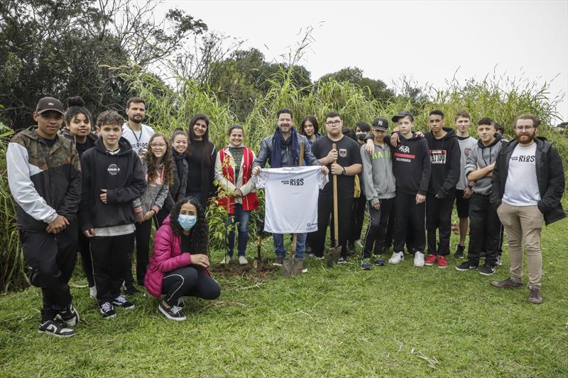 Grupo do Amigo dos Rios fez um plantio de árvores próximo ao Rio Belém, com alunos da Escola Estadual Isolda Schmidt. Curitiba, 12/08/2022. Foto: Hully Paiva/SMCS