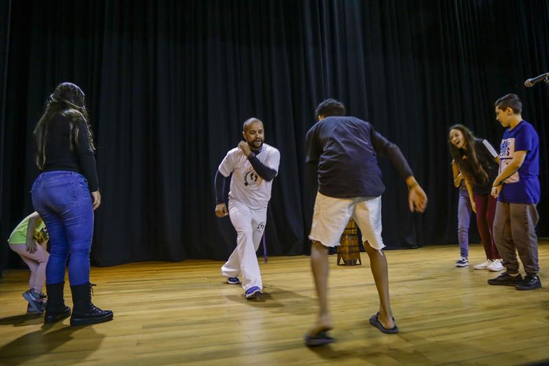 Oficina de capoeira na Caravana Étnico Cultural, no Teatro da Vila, na CIC. Curitiba, 13/08/2022. Foto: Pedro Ribas/SMCS