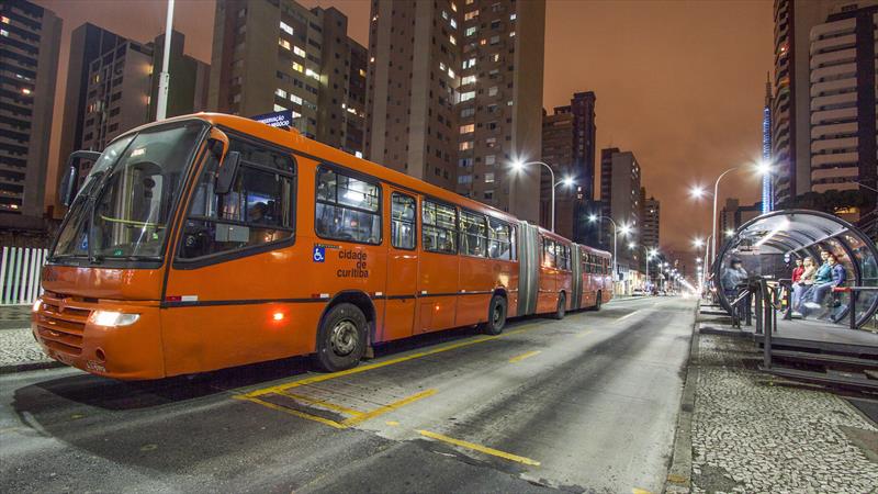 Ônibus que mudou o modo de deslocamento no transporte coletivo em Curitiba e projetou o sistema de canaletas exclusivas BRT (Bus Rapid Transport) para o mundo, o biarticulado completa 30 anos em 2022.
Foto: Pedro Ribas/SMCS