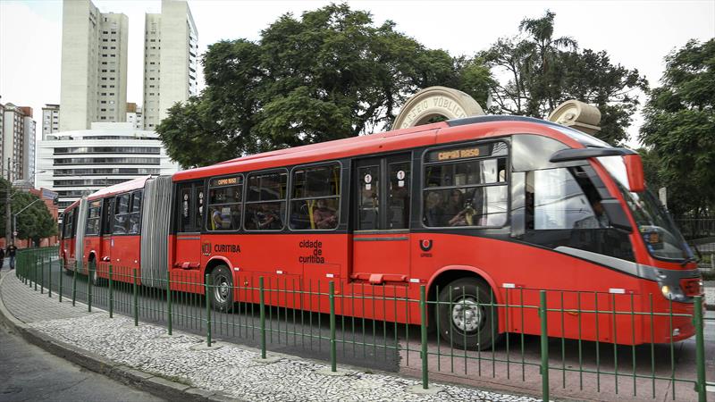 Ônibus que mudou o modo de deslocamento no transporte coletivo em Curitiba e projetou o sistema de canaletas exclusivas BRT (Bus Rapid Transport) para o mundo, o biarticulado completa 30 anos em 2022..
Foto: Luiz Costa /SMCS