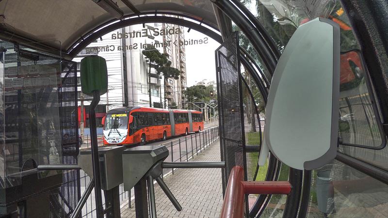 Ônibus que mudou o modo de deslocamento no transporte coletivo em Curitiba e projetou o sistema de canaletas exclusivas BRT (Bus Rapid Transport) para o mundo, o biarticulado completa 30 anos em 2022.
Foto: Valdecir Galor/SMCS