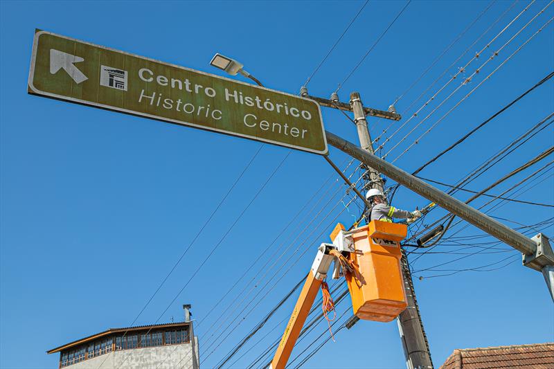 Copel retira 1.850 metros de cabos da Rua Kellers, no Centro Histórico. Foto: Valdenir Daniel Cavalheiro