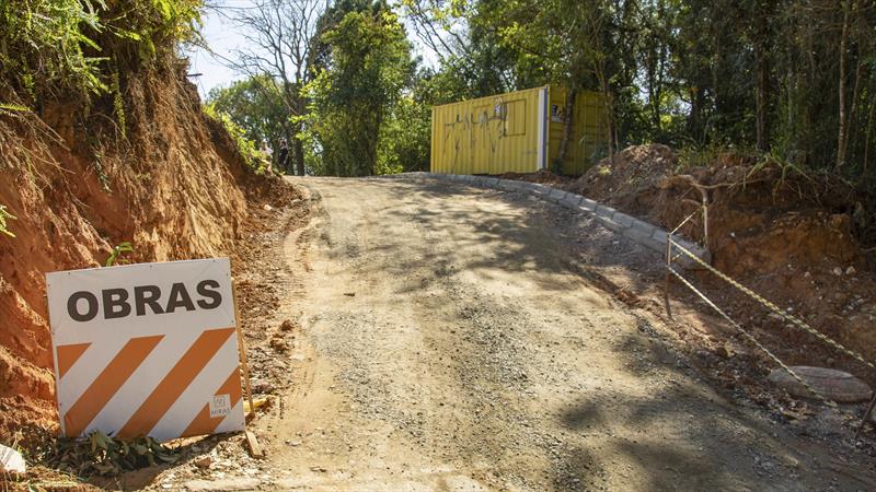 Obras de Saibro e Asfalto no Santa Cândida. Na imagem, rua Walace Landal (206 m) e (93,5 m) Santa Cândida. Curitiba, 15/08/2022. 
Foto: Levy Ferreira/SMCS