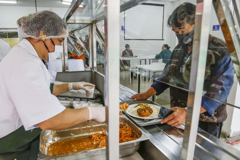 Programas de Segurança Alimentar em Curitiba garantem acesso à alimentação para a população.
- Na imagem, Restaurante Popular da Regional Matriz. 
Foto: Pedro Ribas/SMCS