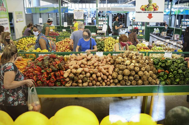 Programas de Segurança Alimentar em Curitiba garantem acesso à alimentação para a população.
- Na imagem, Sacolões da Família.
Foto: Luiz Costa /SMCS