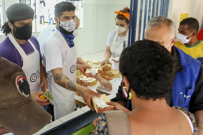 Programas de Segurança Alimentar em Curitiba garantem acesso à alimentação para a população.
- Na imagem,  Mesa Solidária.
Foto: Luiz Costa/SMCS