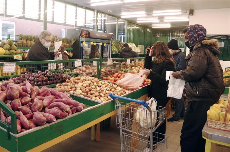 Programas de Segurança Alimentar em Curitiba garantem acesso à alimentação para a população..
- Na imagem, Sacolões da Família. Foto: Lucilia Guimarães/SMCS