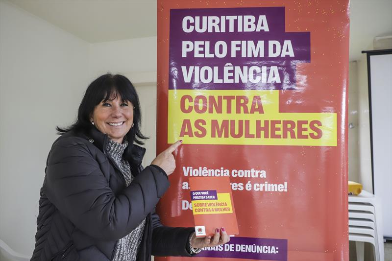 Ação da políticas para as mulheres no escritório da Caximba. Na imagem, Elenice Malzoni, assessora de Direitos Humanos e Políticas para as Mulheres. Curitiba, 22/08/2022. Foto: Hully Paiva/SMCS