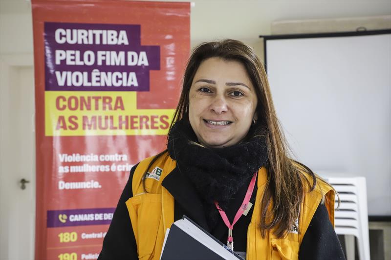 Ação da políticas para as mulheres no escritório da Caximba. Na imagem, Luciana da Silva, assistente social da Cohab. Curitiba, 22/08/2022. Foto: Hully Paiva/SMCS
